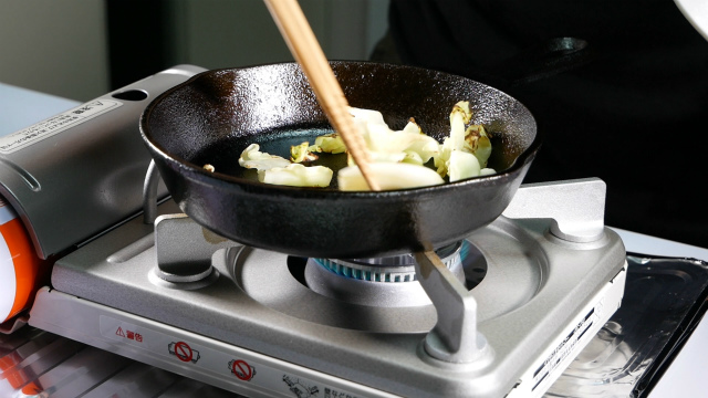 スキレットで野菜くずを入れる