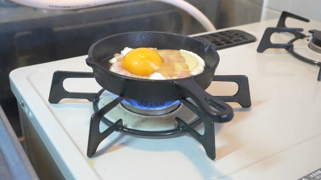 スキレットで目玉焼きを作る