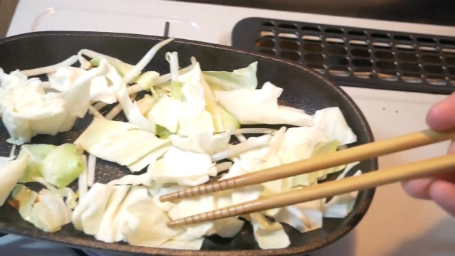 野菜くずを炒める