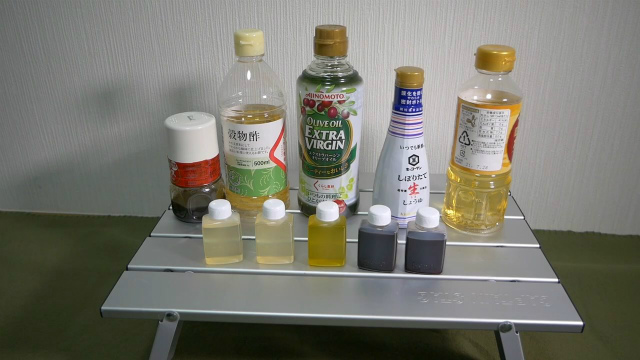 液体調味料をミニボトルに入れる