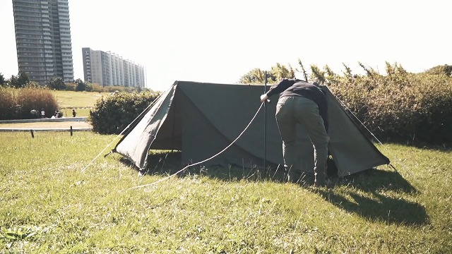 前のファスナーを2箇所開きます